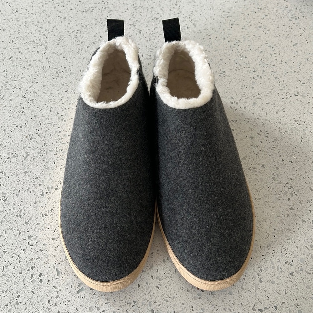XTRATUF men’s slippers NWOT